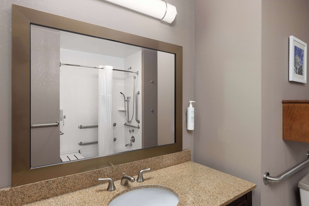 Accessible King Essential Tub - Photo 3