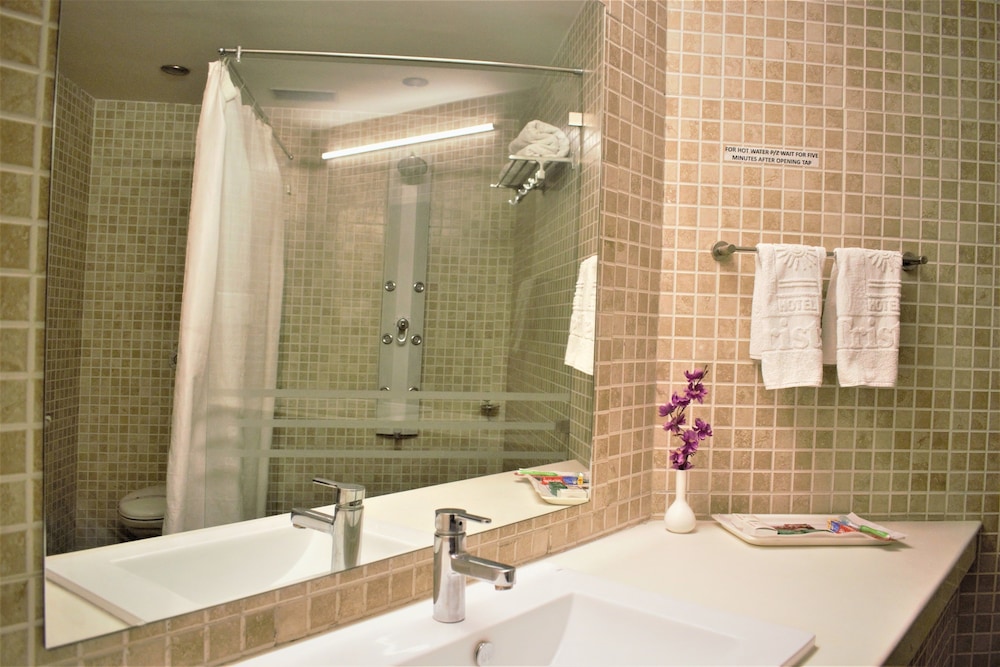 Family Suite, 1 Queen Bed, Accessible, Balcony photo 2