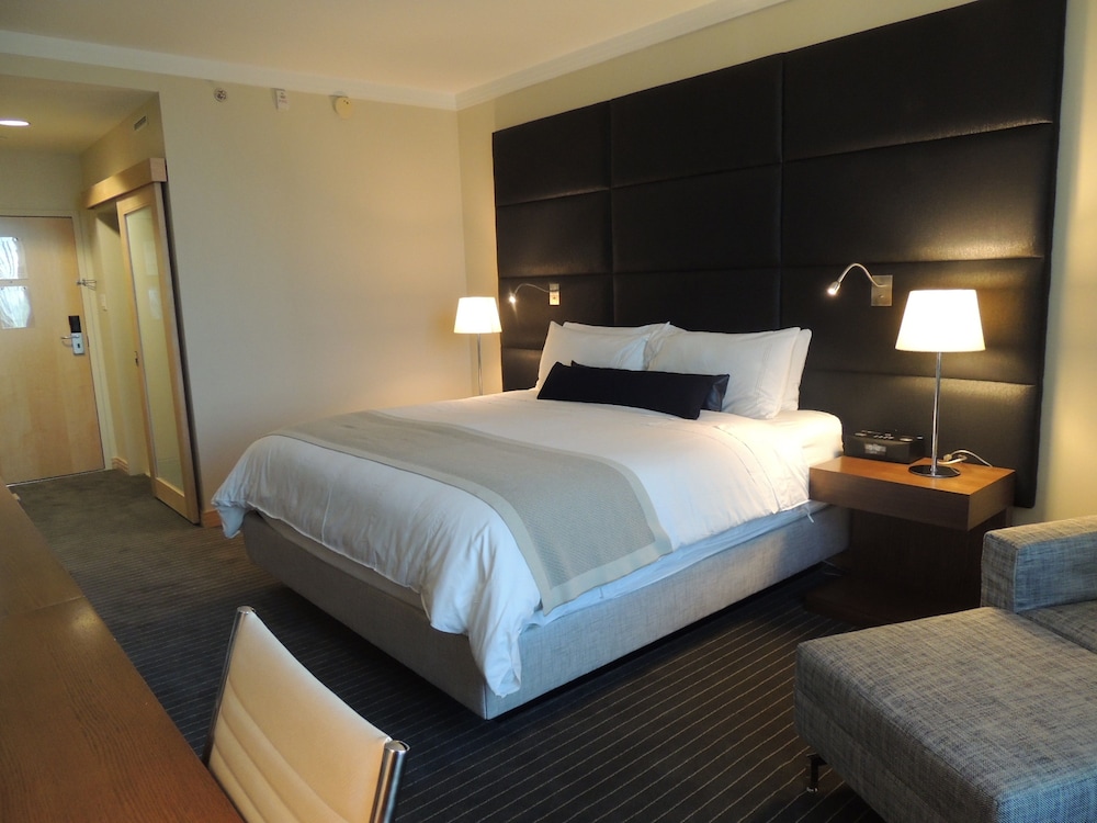 Classic Room, 1 King Bed, Accessible (Comm, Accessible Tub) photo 2