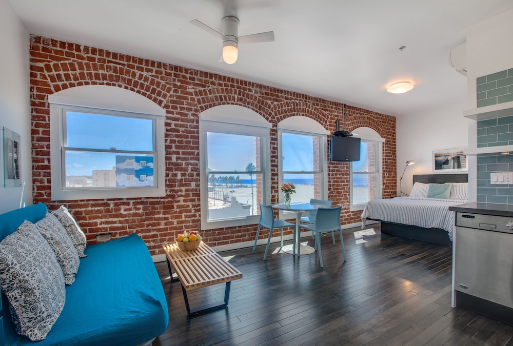 Deluxe Room, 1 Queen Bed With Sofa Bed