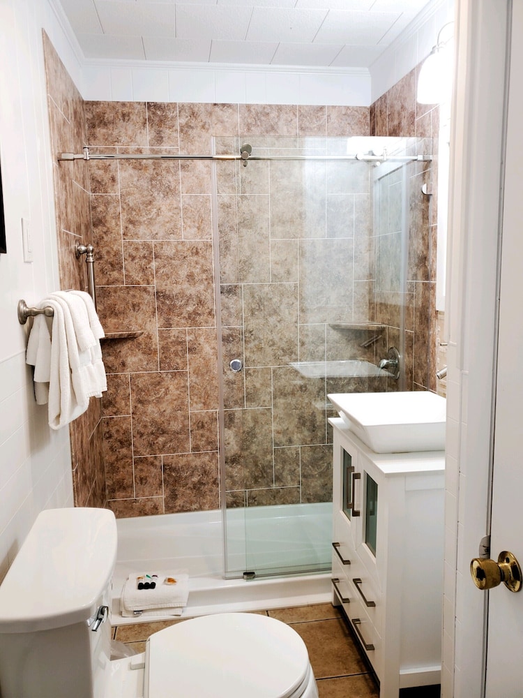 Room 11 - Lost Colony Suite photo 3