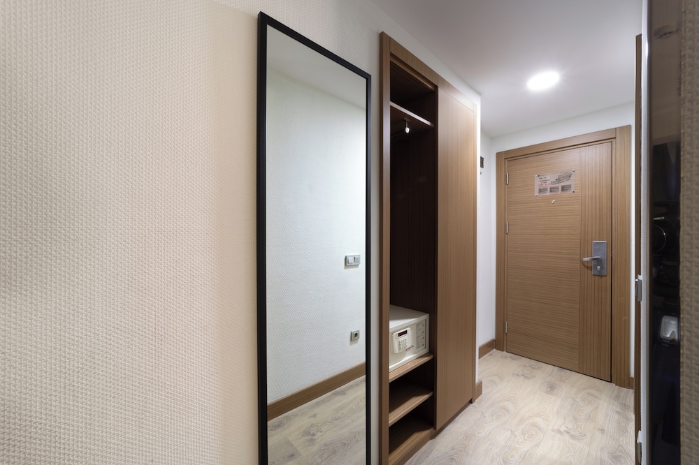 Family Suite, 1 Bedroom, City View photo 3