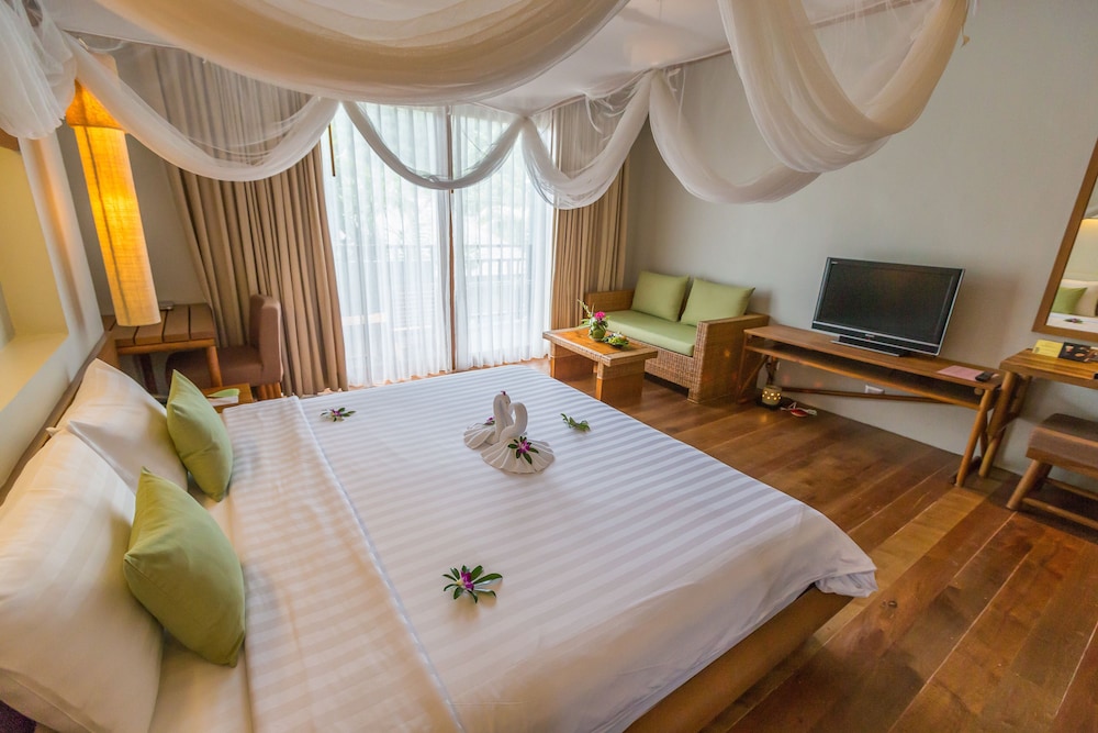 Deluxe Room, 1 King Bed, Pool View - Photo 2