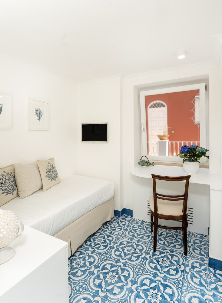 Single room with window