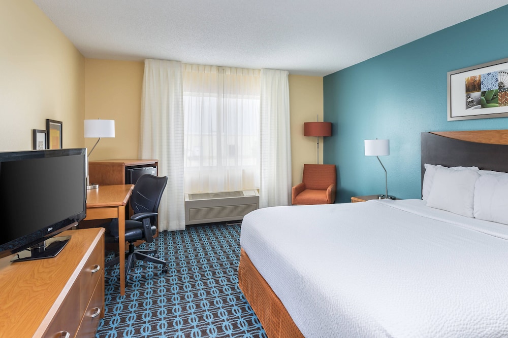 Room, 1 King Bed (Mobility/Hearing Access, Roll-in Shwr) photo 2
