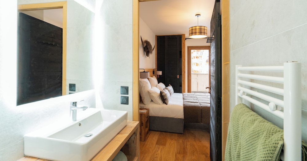 Three-Bedroom Apartment + Cabin (10 People) with Balcony