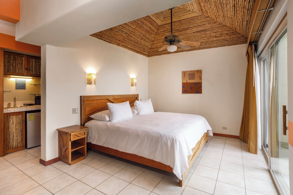 Deluxe Plus, 1 King Bed, Balcony, Sea Facing - Photo 15