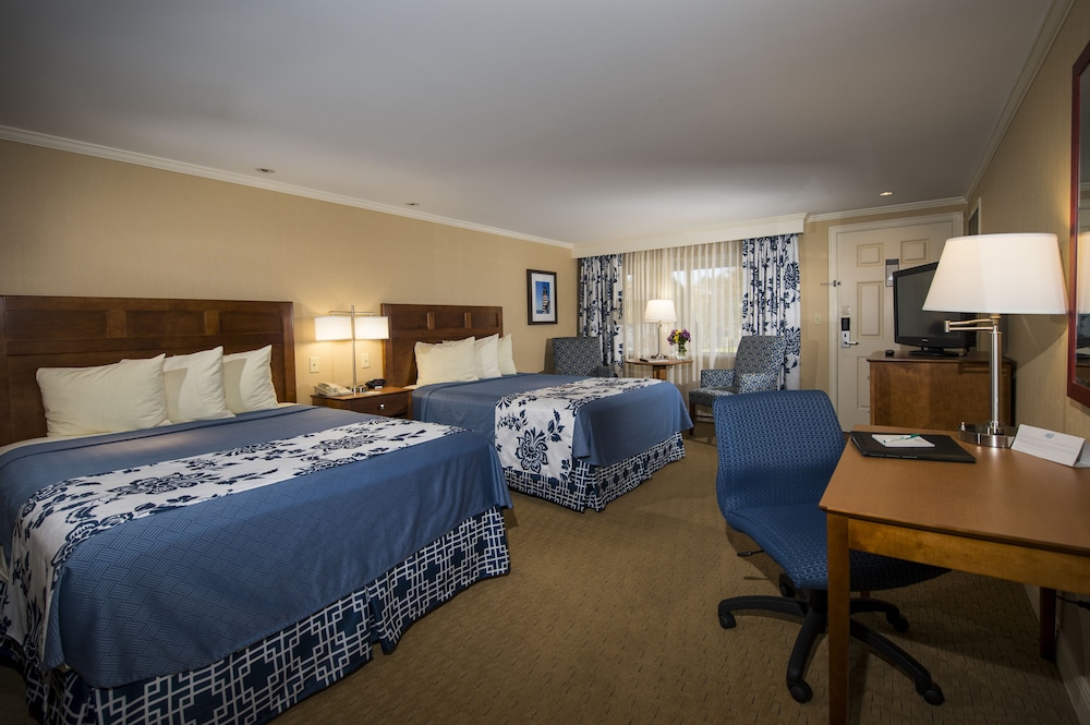 Deluxe Room 2 Queens Accessible Perkins Building photo 2