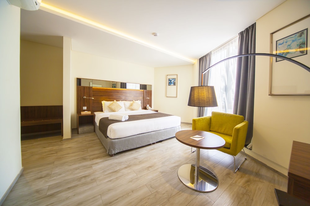 Deluxe Suite, 1 King Bed, Smoking, Pool View photo 2