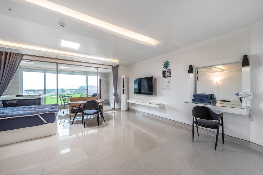 Basic Room, 1 Bedroom (M-D Rose)