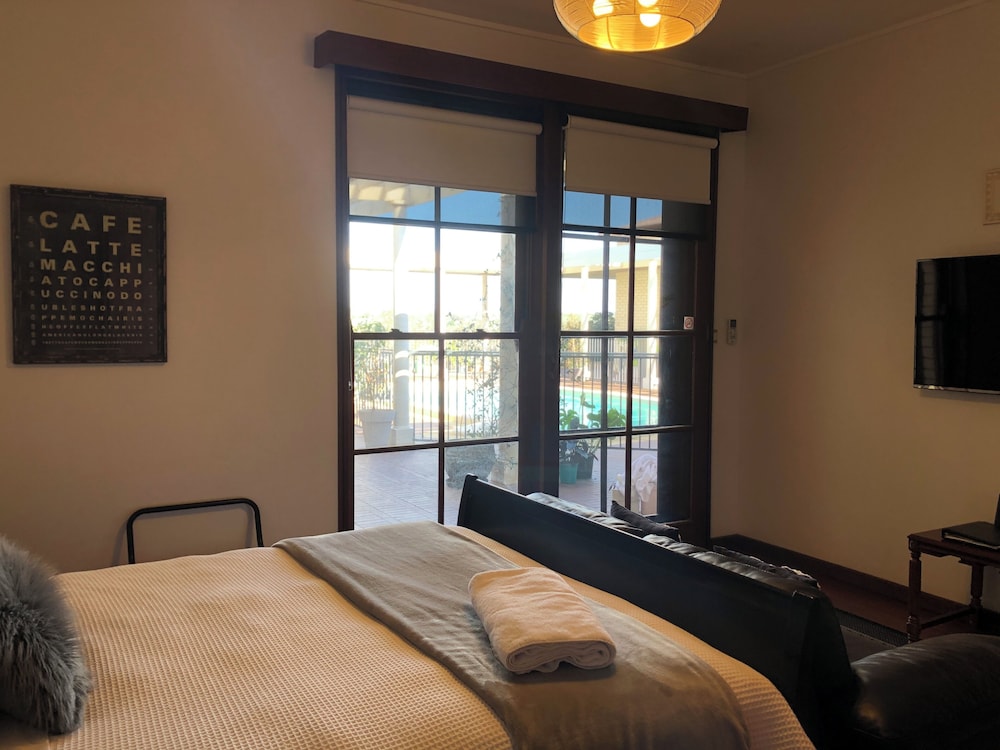 Deluxe Studio, 1 Queen Bed, Ensuite, Pool View photo 1