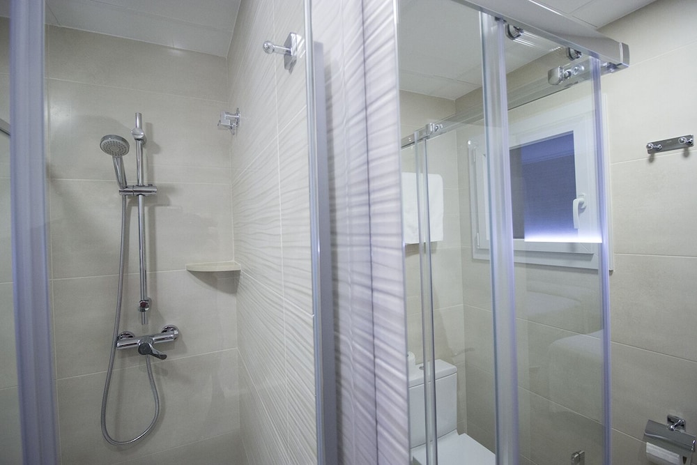 Business Twin Room, 2 Twin Beds, Roll-in Shower (qq) photo 3