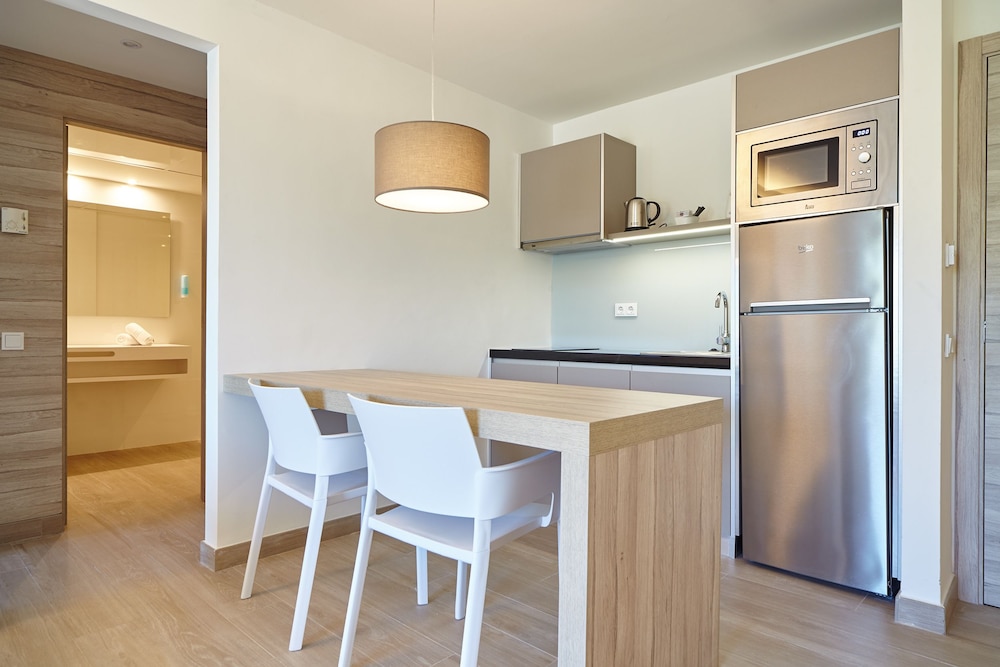 Suite, Balcony, Partial Sea View - Photo 8