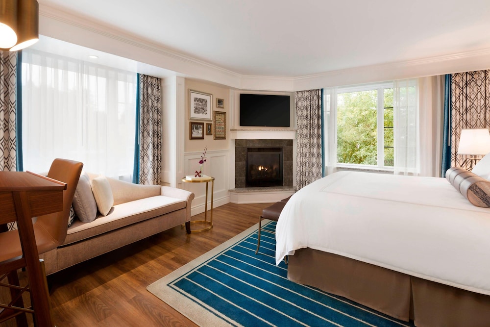 Suite, 1 King Bed, Corner (Fireplace) - Photo 4