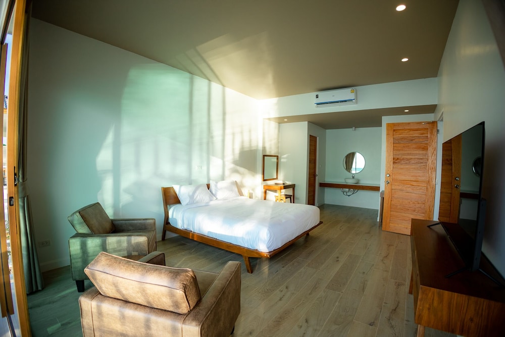 Deluxe Room, 1 King Bed, Lake View photo 3