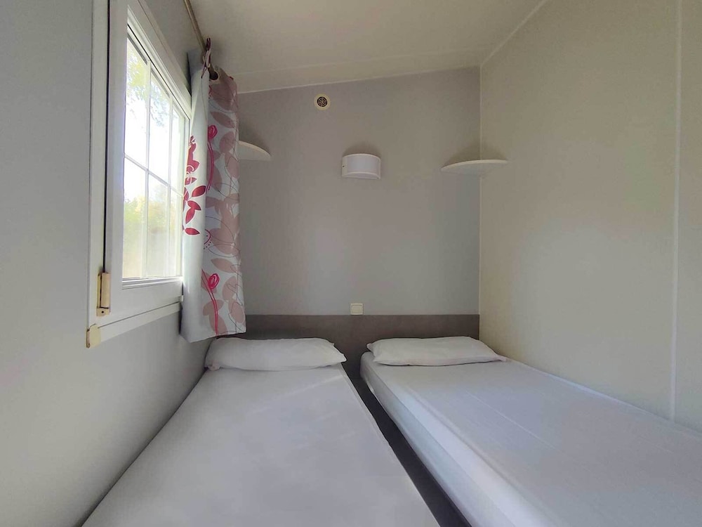Deluxe Mobile Home, 3 Bedrooms, Kitchen photo 2