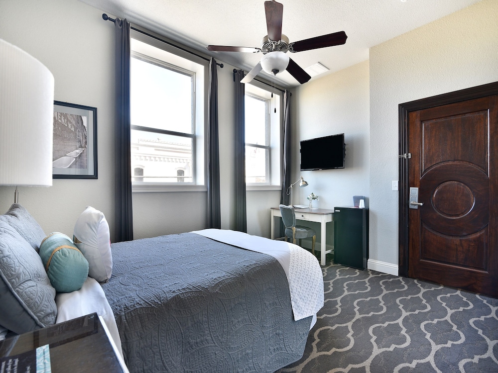 Deluxe Room, 1 Queen Bed photo 2