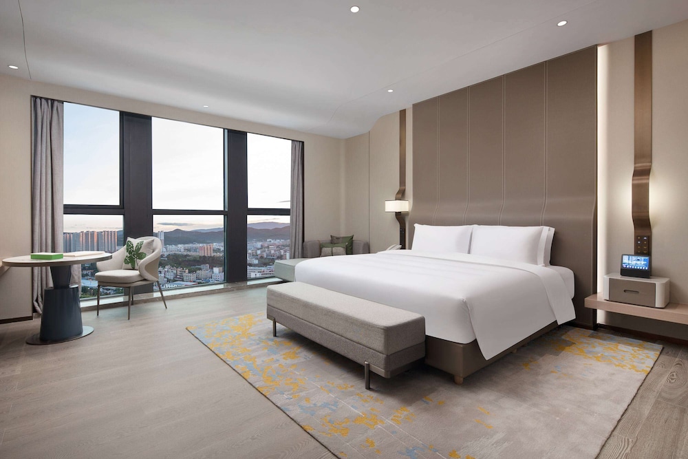 Deluxe Room, 1 King Bed photo 1