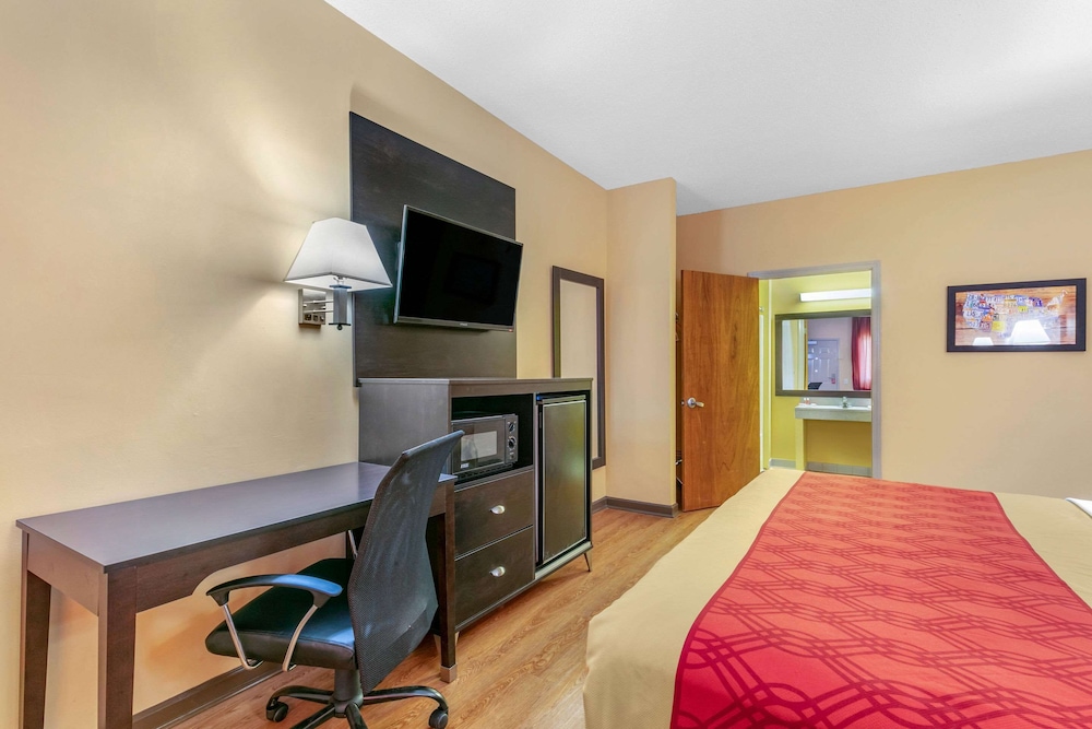 Standard Room, 1 King Bed, Non Smoking - Photo 5