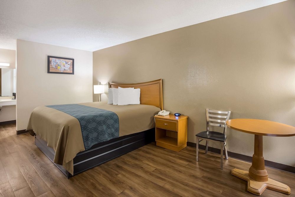 Standard Room, 1 King Bed, Smoking photo 2