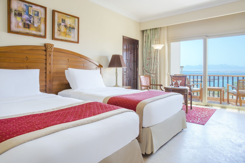 Deluxe Room, Sea View (Laguna Club Room) - Photo 8