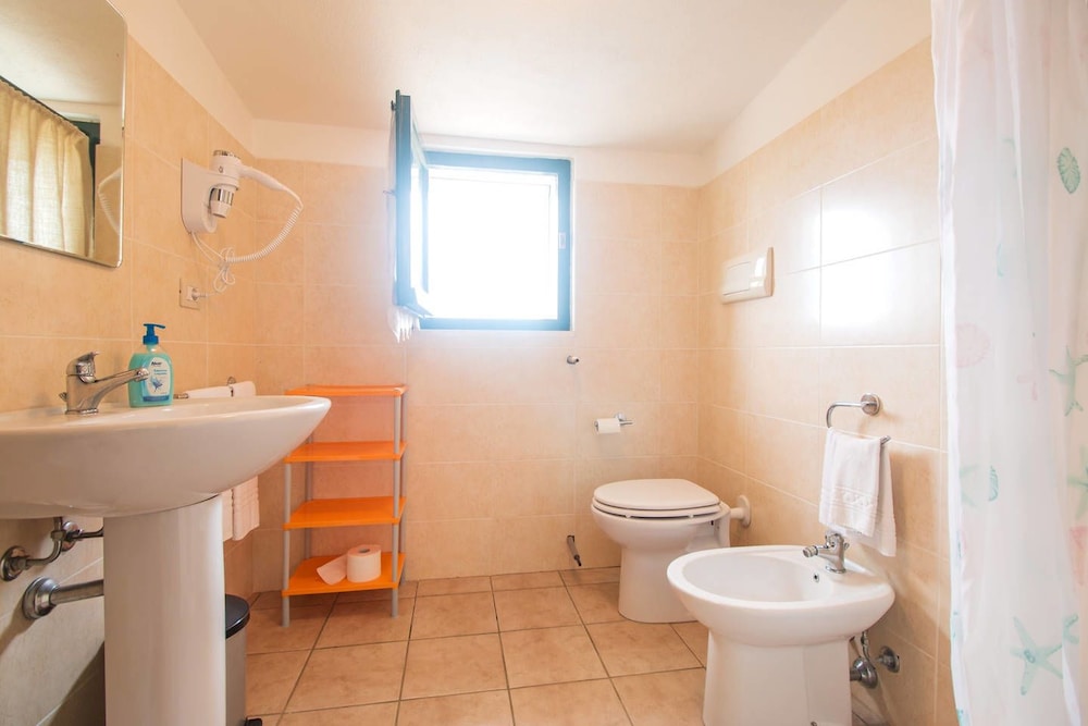 Basic Double Room, 1 Bedroom, Sea View photo 3