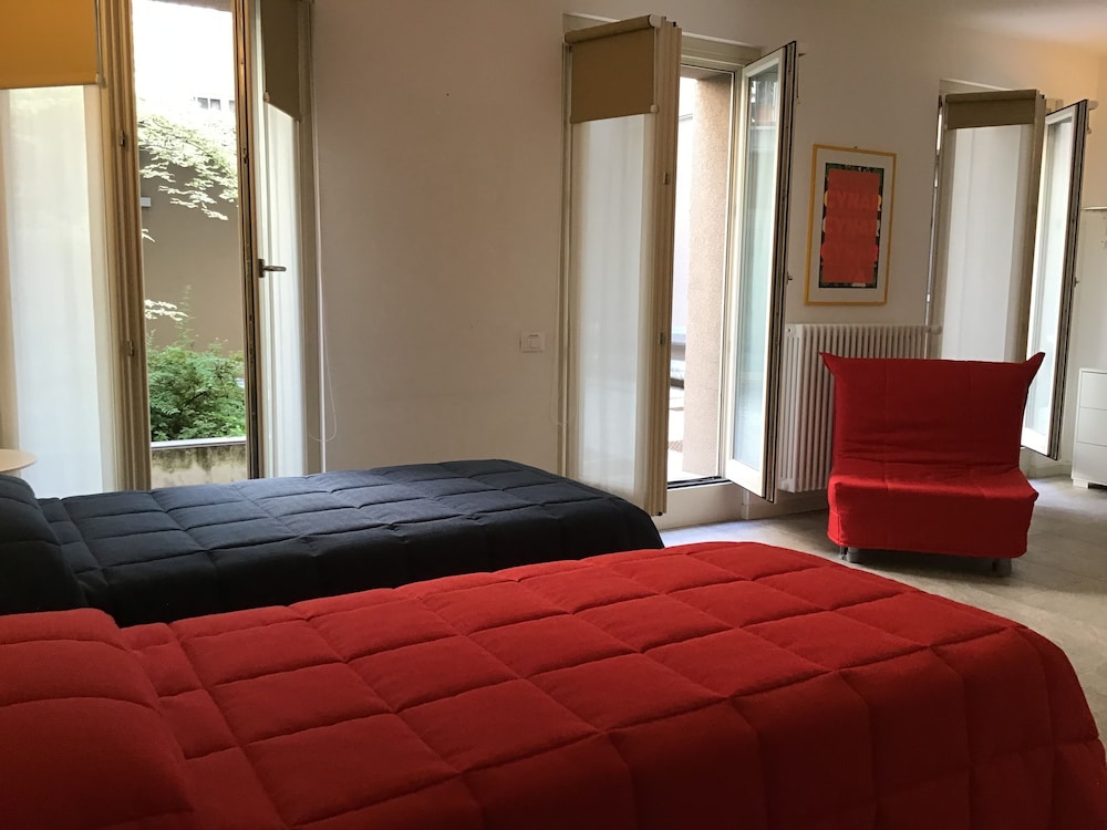 Room, 2 Bedrooms photo 3