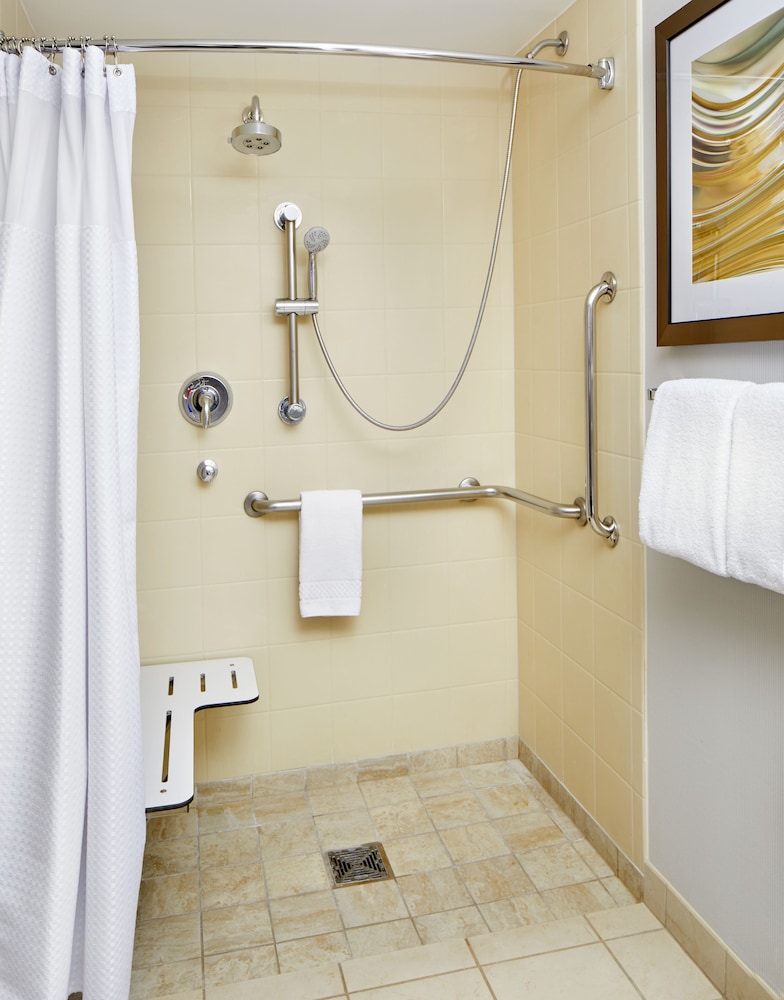 Queen Room with Two Queen Beds and Adapted Tub - Mobility and Hearing Accessible thumbnail 5