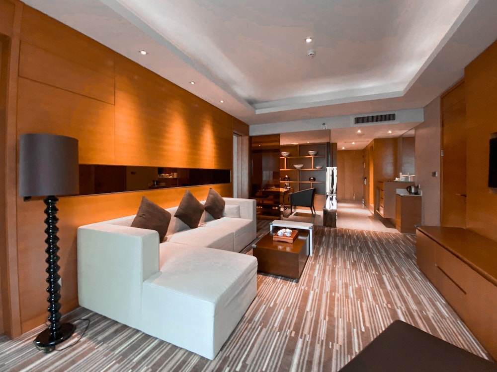 Suite, 1 King Bed (Study Room)