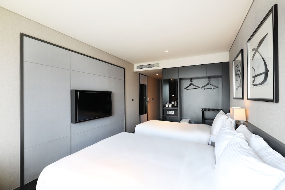 Deluxe Room, Multiple Beds (No Pool Access) - Photo 2