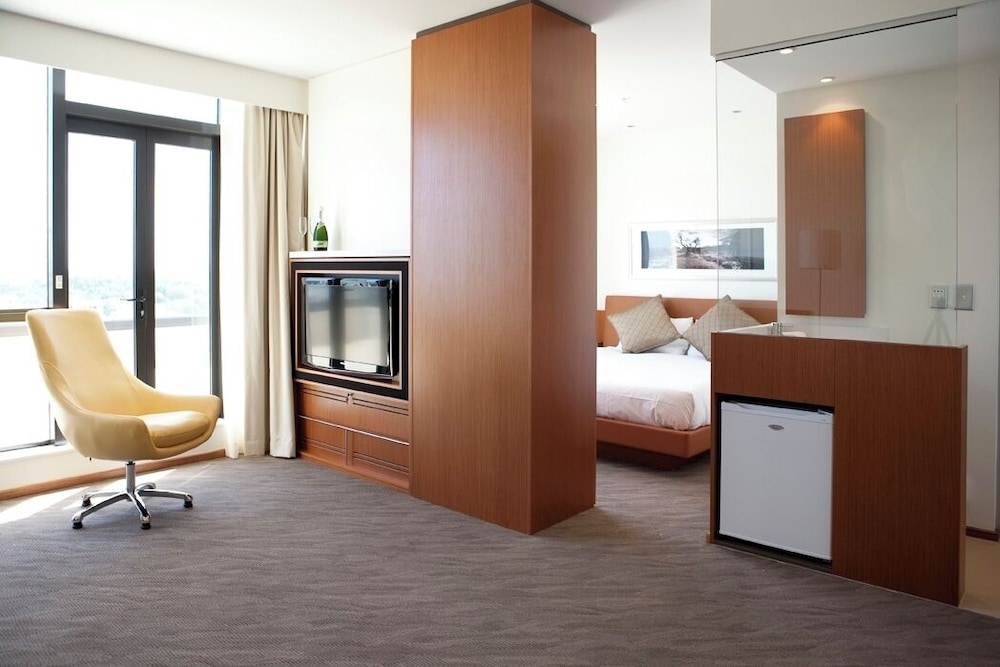 Executive Suite, 1 King Bed - Photo 7