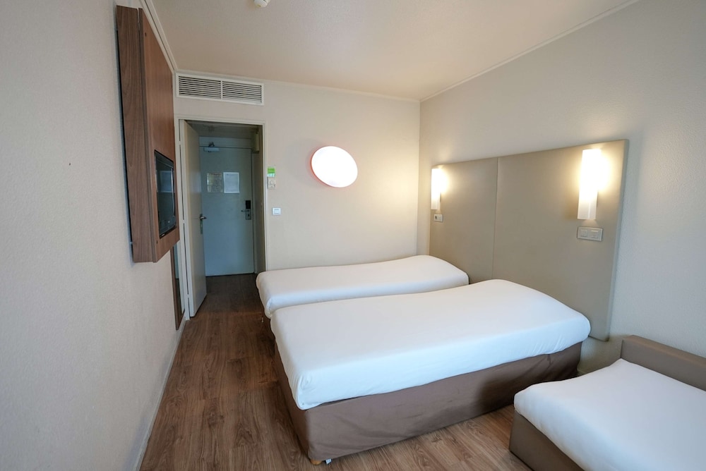 Standard Room, 3 Twin Beds - Photo 10