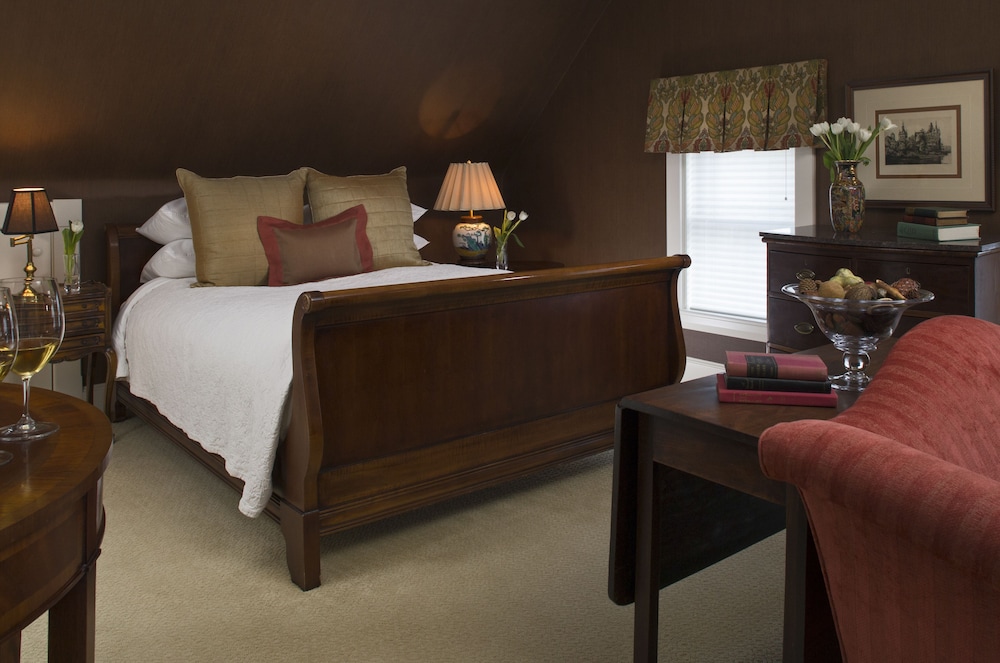 Deluxe One-Room Suite photo 2