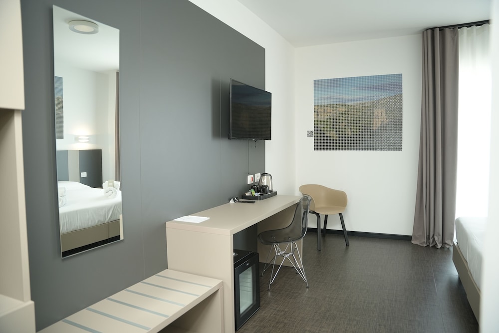 Double or Twin Room - Photo 4