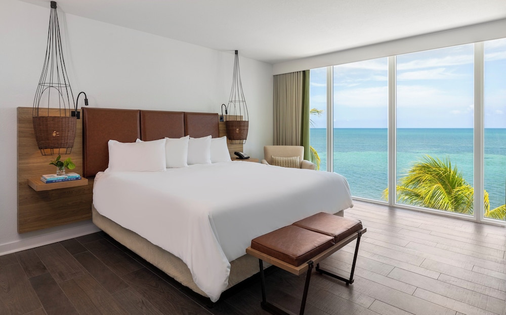 One Bedroom Oceanfront Suite King - Photo 1