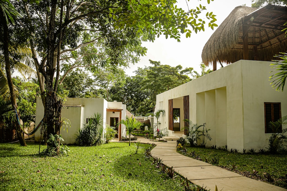 Deluxe Room, 1 Queen Bed, Private Bathroom - Photo 18