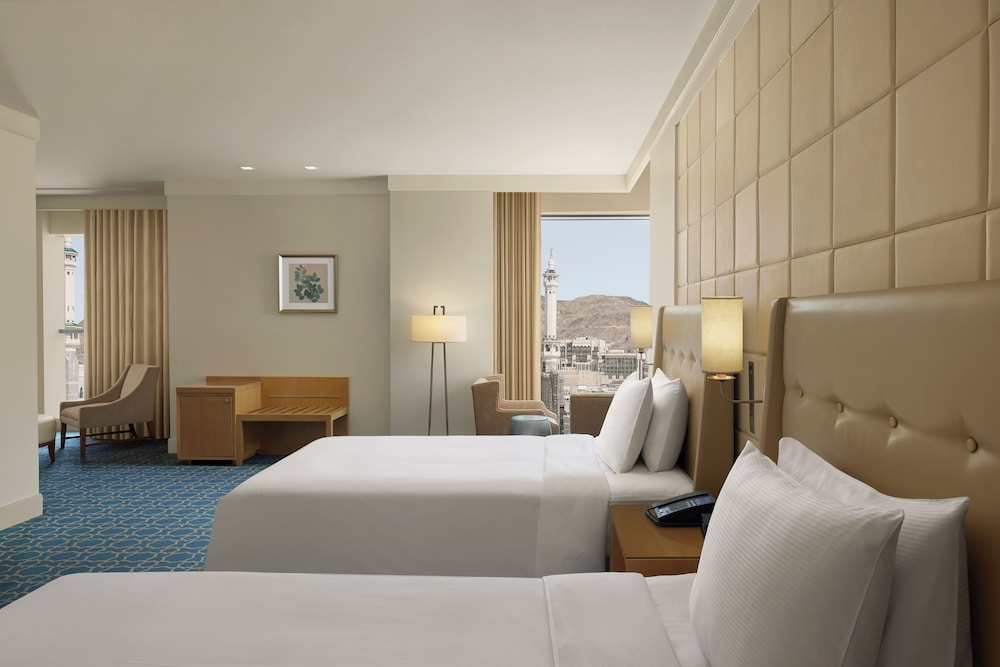 Deluxe Room, Multiple Beds, Non Smoking thumbnail 5