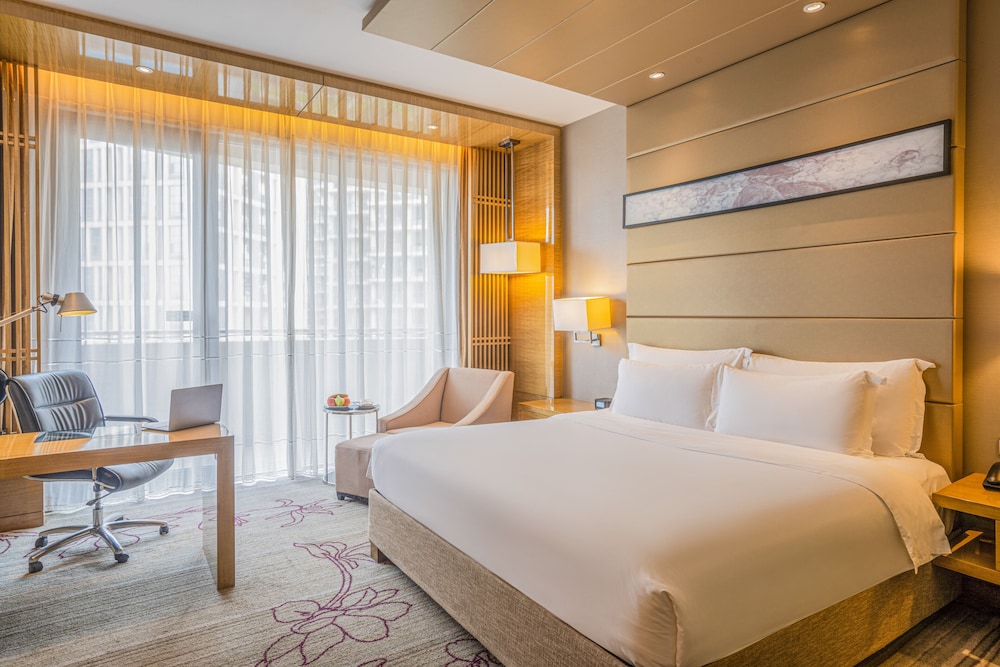 Superior Room, 1 King Bed, Balcony photo 3