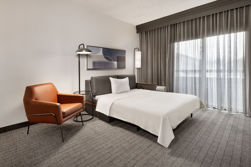 Suite, 1 Bedroom, Balcony - Photo 1