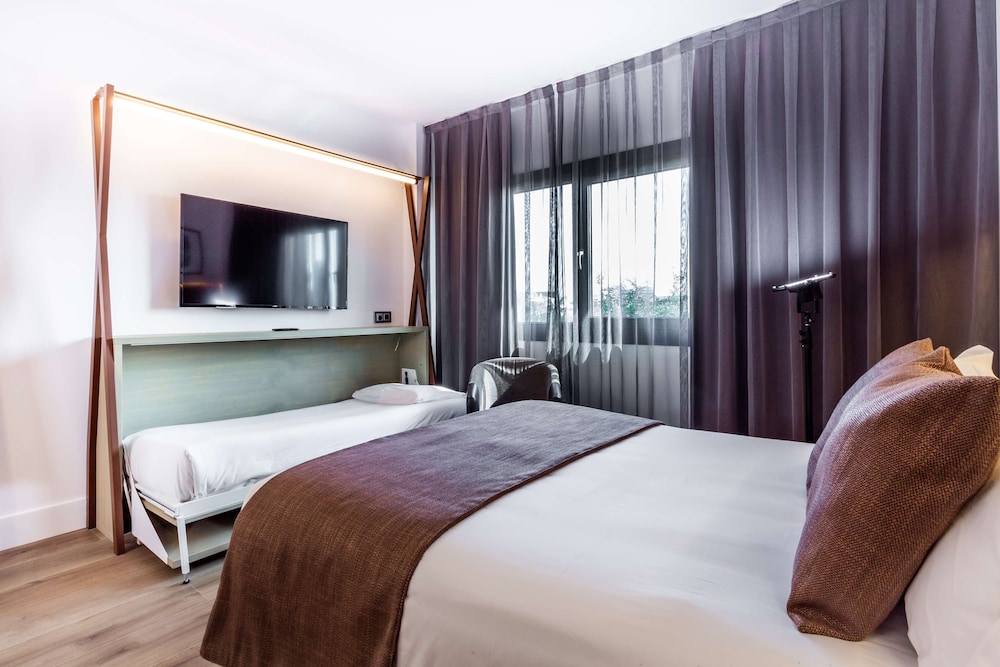 Standard Room, Multiple Beds, Non Smoking photo 2