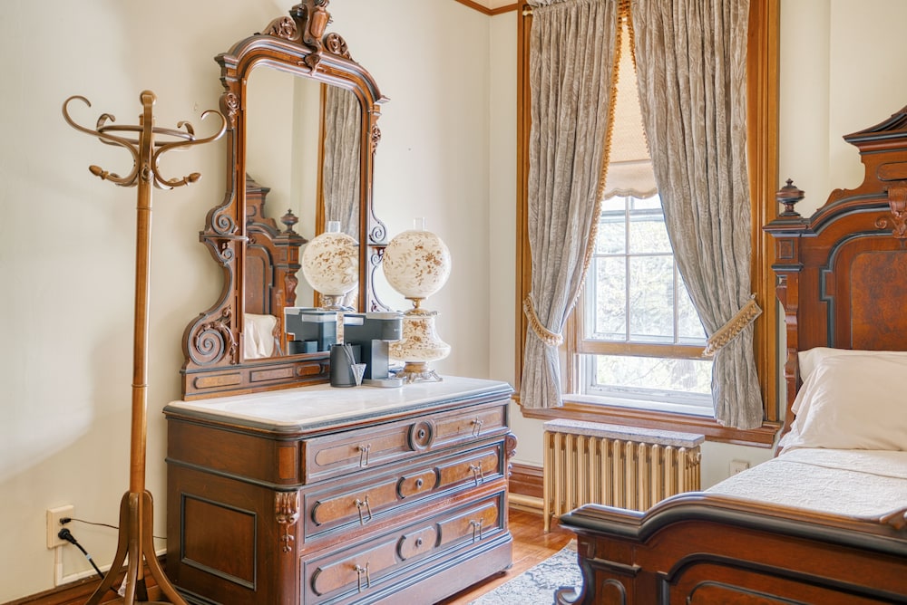 Jackson Room photo 1