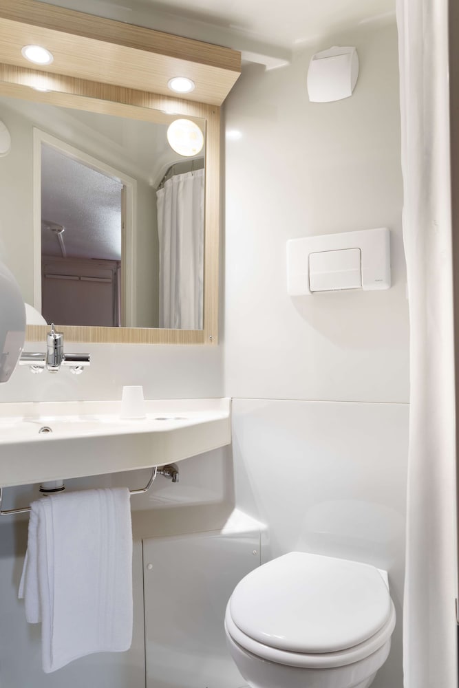 Standard Room, 3 Twin Beds - Photo 6