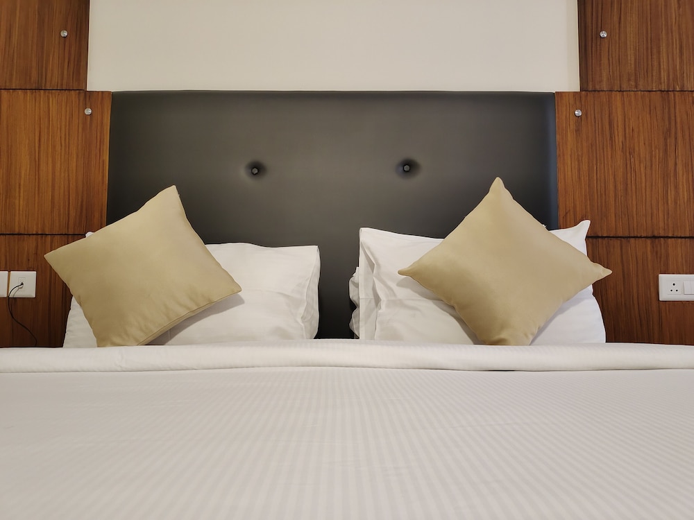 Deluxe Room, 1 King Bed - Photo 4