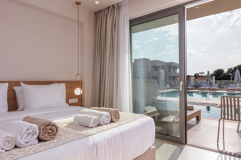 Superior Room with Private Pool - Photo 1