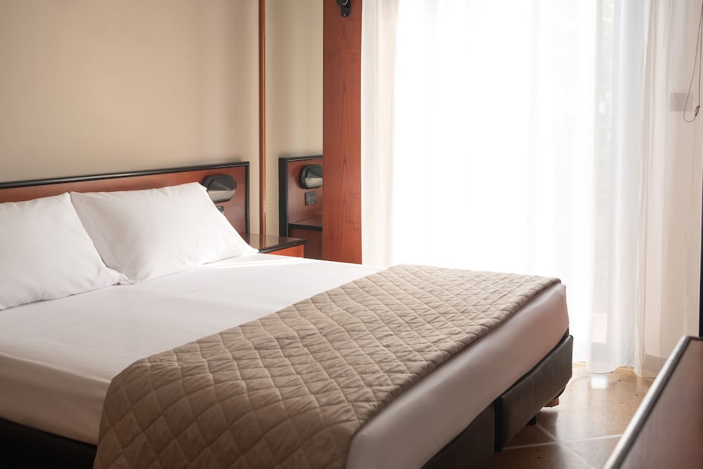 Standard Double or Twin Room - Photo 8