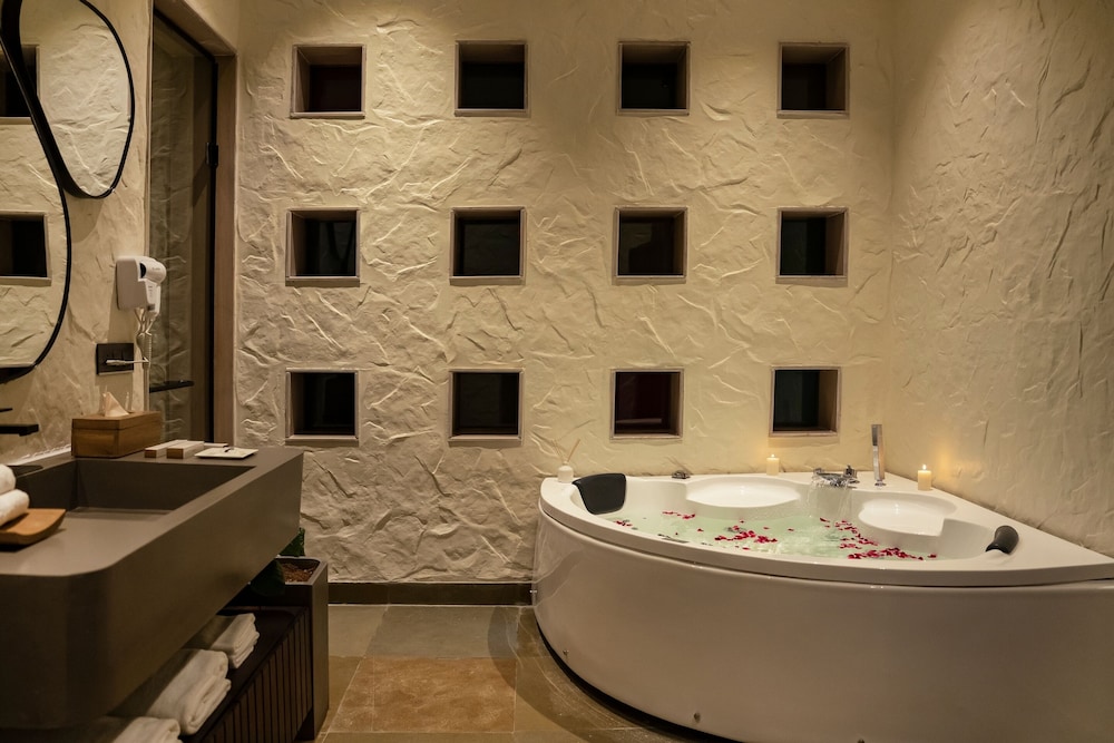 Luxury Cottage with Jetted Tub photo 3