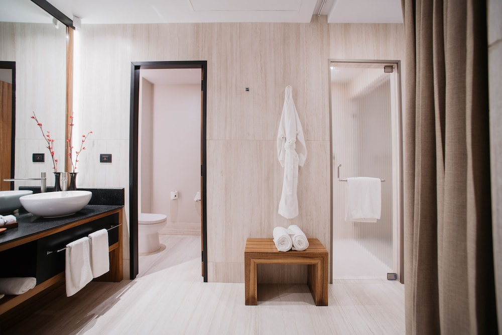 Premium Room, 1 King Bed (Grand Club) - Photo 2