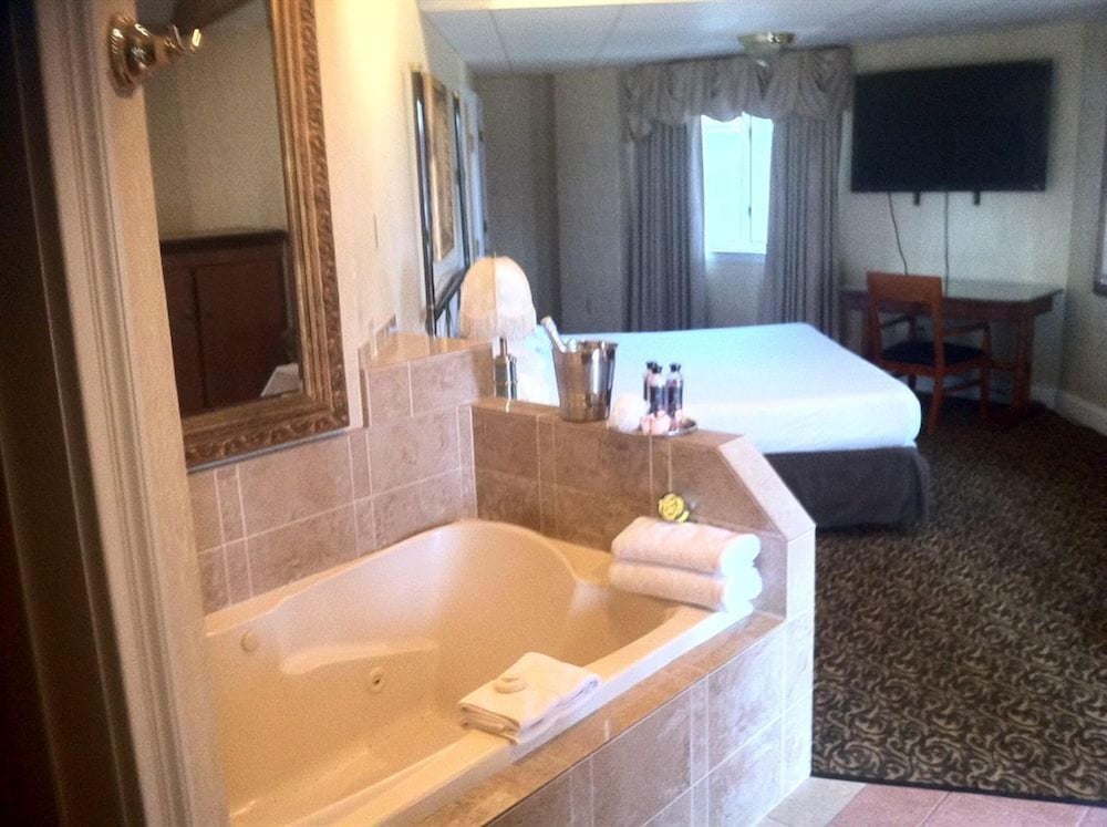 Luxury Room, 1 King Bed, Smoking, Jetted Tub photo 1