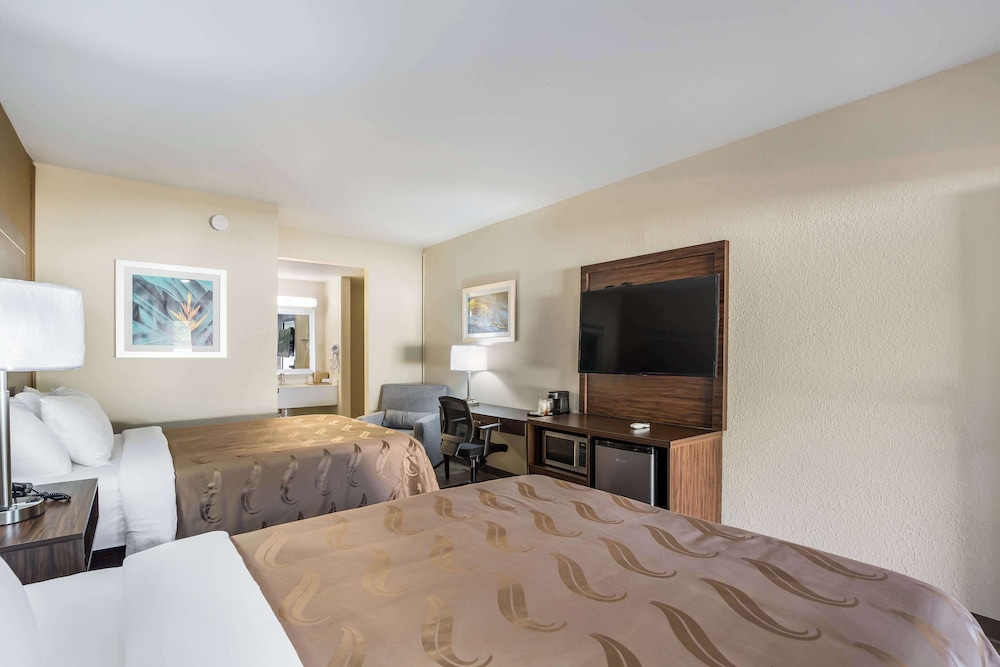 Room, 2 Queen Beds, Accessible, Smoking - Photo 2