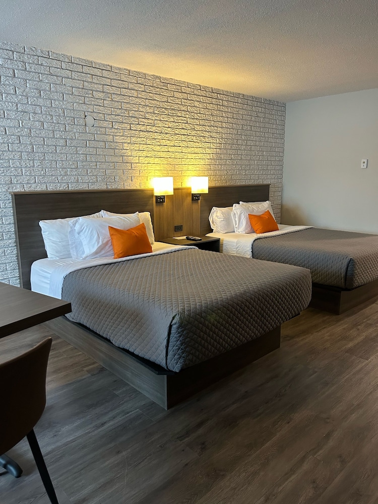 Signature Quadruple Room, 2 Queen Beds, Private Bathroom photo 1
